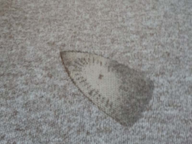 چگونه آثار سوختگی اتو را از روی فرش پاک کنیم؟