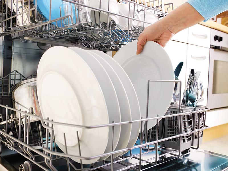 ماشین ظرفشویی در هزینه ها صرفه جویی می کند